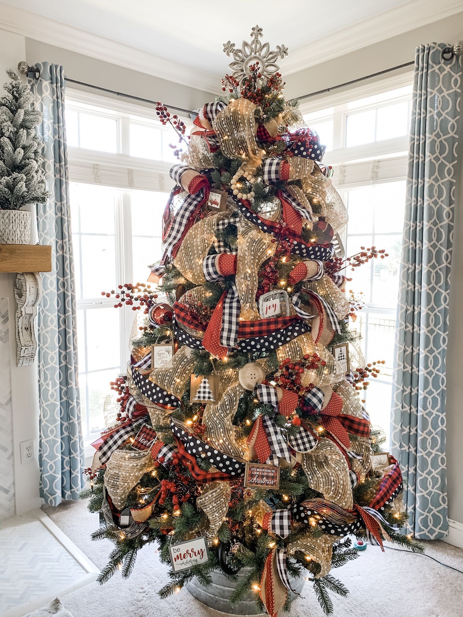 Christmas tree ideas using ribbon! Buffalo check, polka dots and more for a cute combo! -   17 holiday Christmas ideas