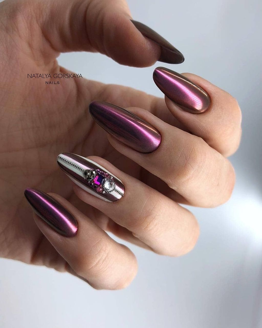 4 holiday Nails chrome ideas