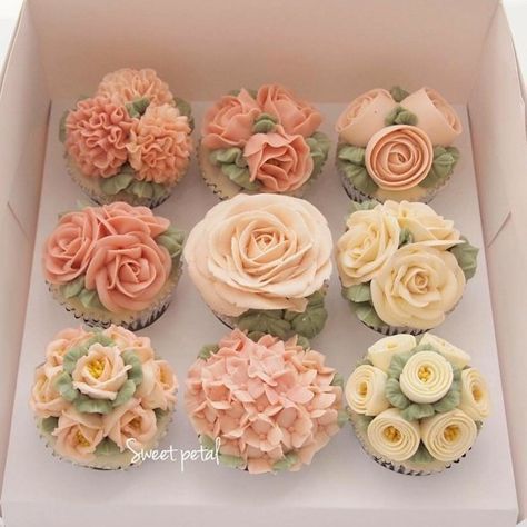 Cupcake Piping Ideas - Ways to Frost Cupcakes -   14 cup cake design ideas