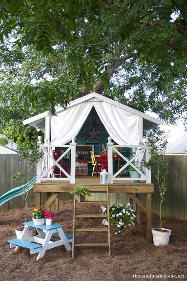 A tree house, a fort or secret hideout. A simple, easy DIY hideaway fo -   17 diy projects Backyard tree houses ideas