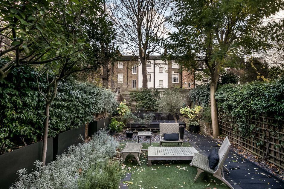 Steal This Look: A Tranquil Townhouse Garden, Leafy in London - Gardenista -   14 garden design Narrow fence ideas