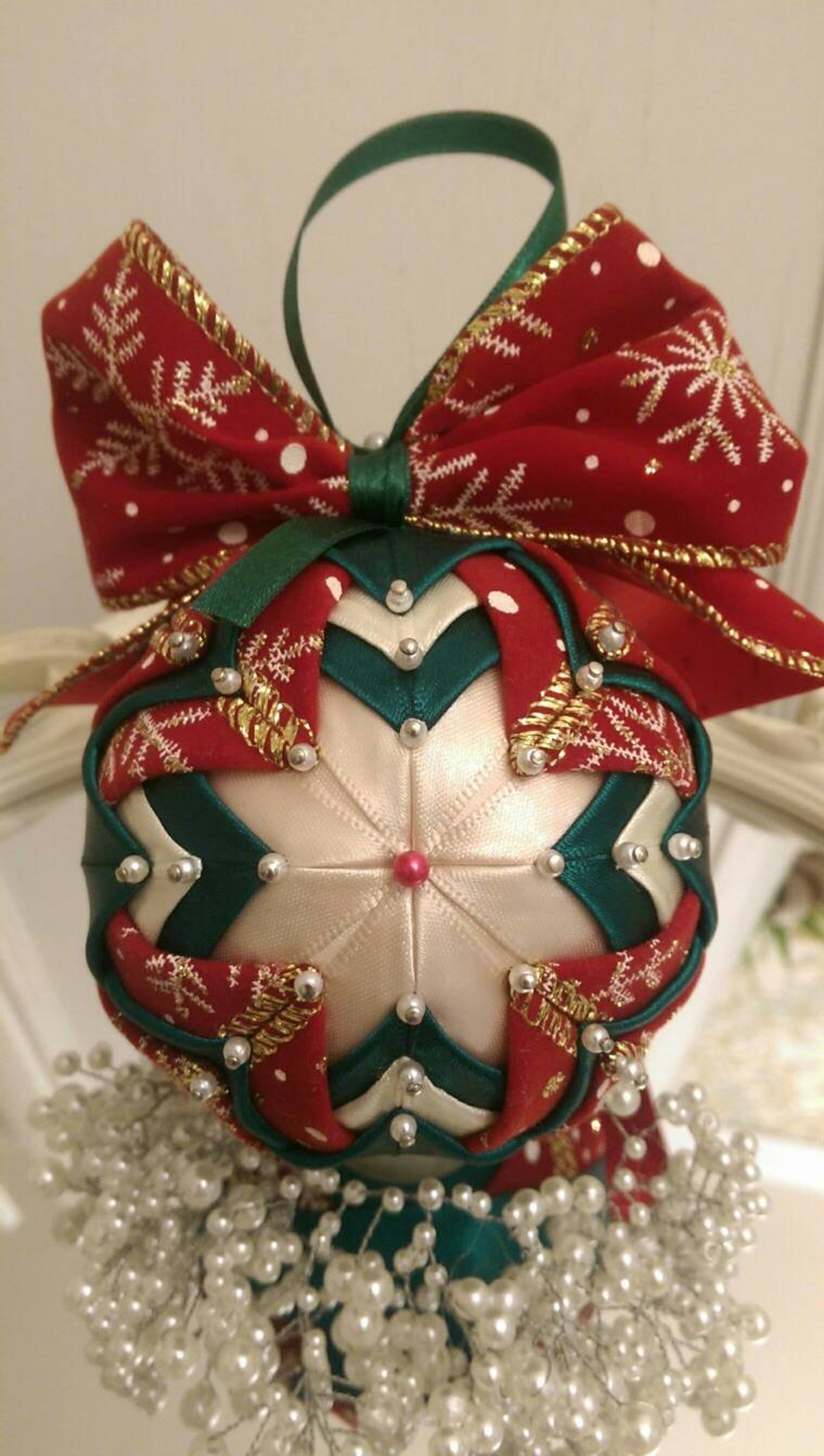 Set of Christmas quilted tree ornaments/ Quilted balls/ velvet ornaments/ red and green Christmas tree decorations/elegant ornaments -   16 fabric crafts Christmas link ideas