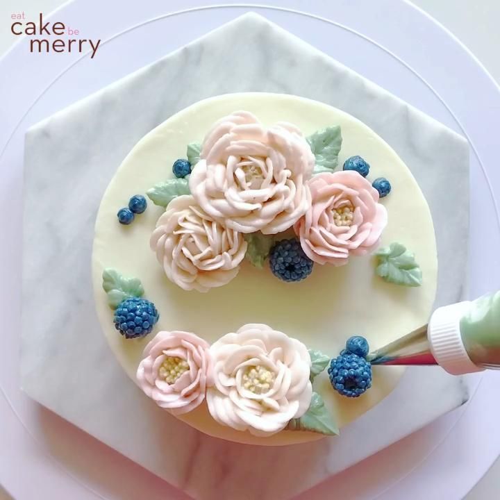 Buttercream Roses and Berries -   17 cake Pretty texture ideas