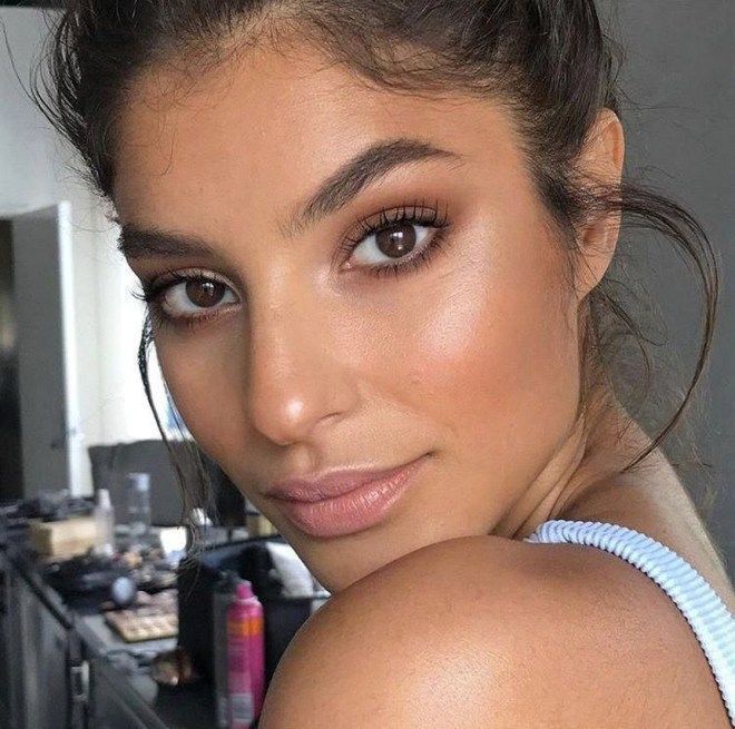 Glowing everyday natural makeup look for brown skin -   11 everyday makeup Summer ideas