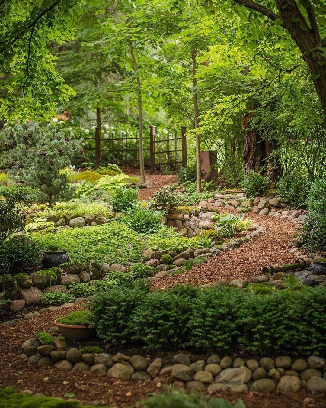 Garden paths  Dale Sievert's amazing shade garden in Wisconsin shadegarden bobstefko – Gard -   14 garden design Country backyards ideas