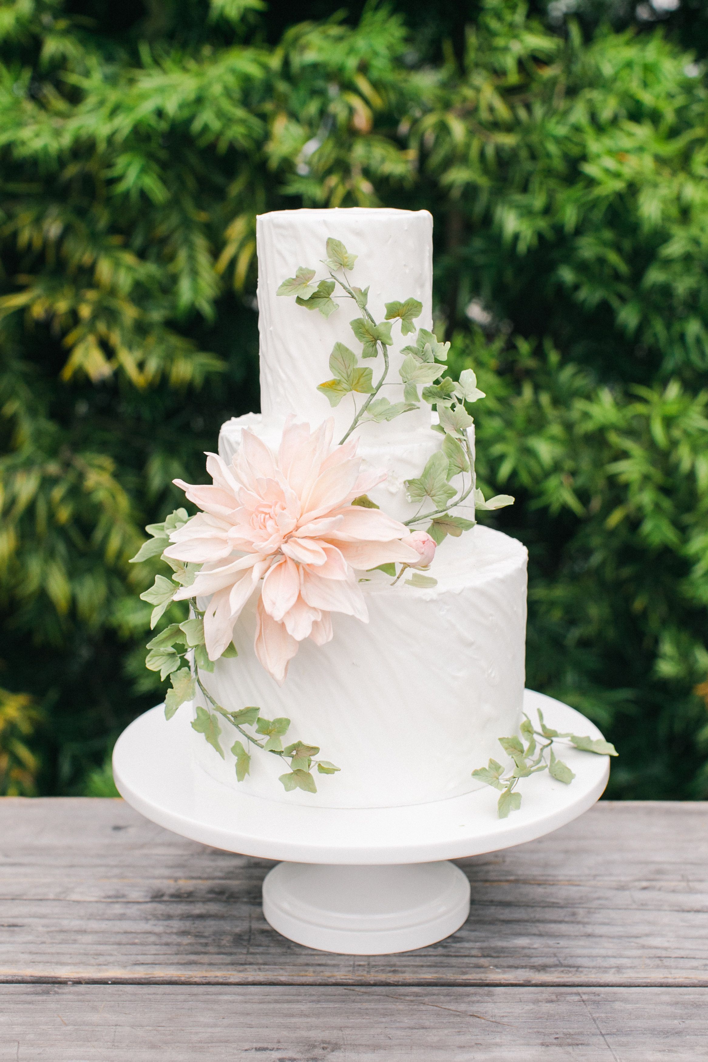 Wedding Cakes with Sugar Flowers That Look Incredibly Real -   21 cake White rustic ideas