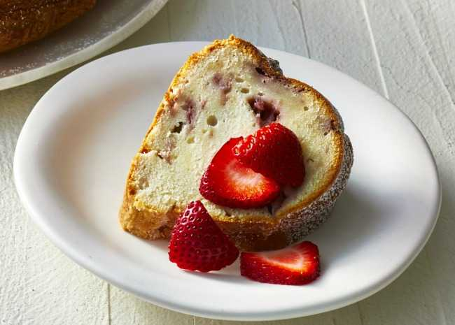 12 Beautiful Cakes to Make with Fresh Strawberries -   23 cake Beautiful strawberries ideas