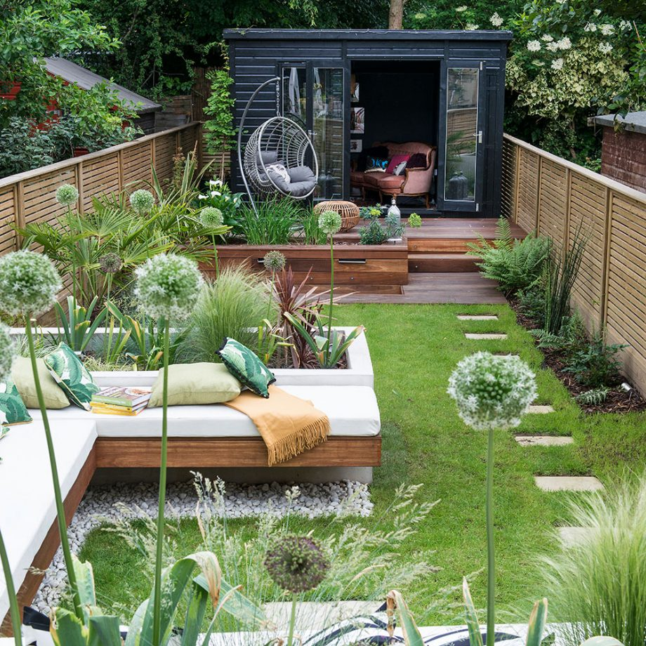 Multi-zoned garden makeover with raised beds, summerhouse and dining area -   8 garden design Pergola terraces ideas