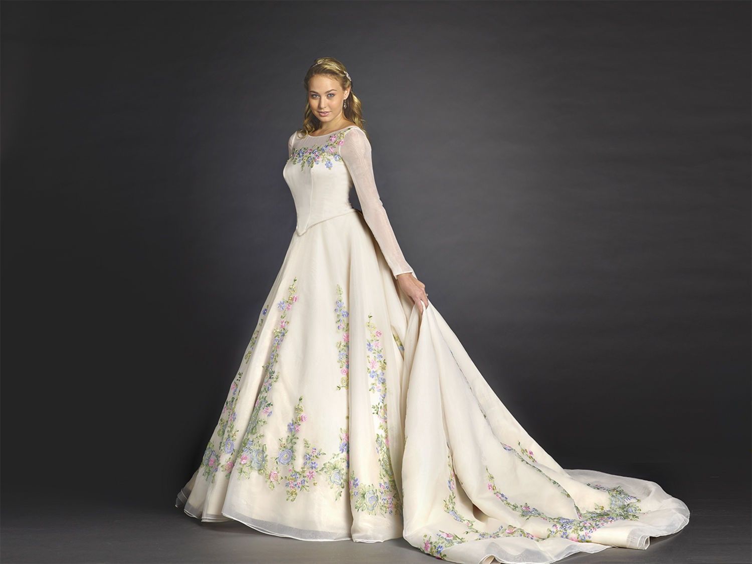 Here?s Your First Look at Cinderella?s Wedding Dress! -   16 wedding Disney dress ideas