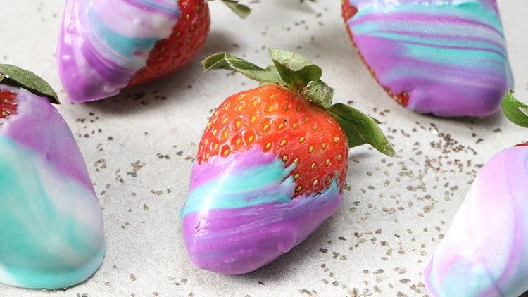 How To Make Tie-Dye Strawberries For A Colorful Valentine's Day Treat -   18 cake Unicorn tie dye ideas