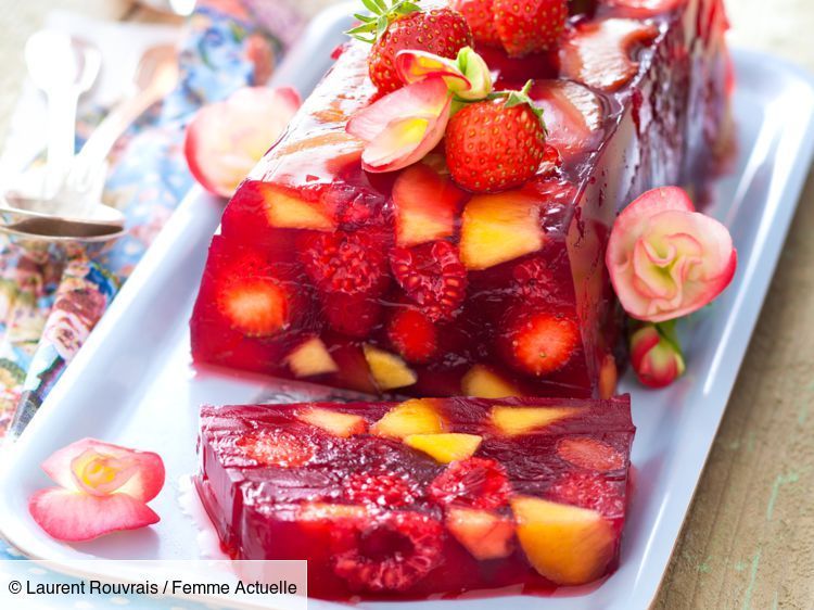 Terrine de fruits rouges ? l'agar agar, en gel?e d'hibiscus : d?couvrez les recettes de cuisine de Femme Actuelle Le MAG -   17 desserts Fruit facile ideas