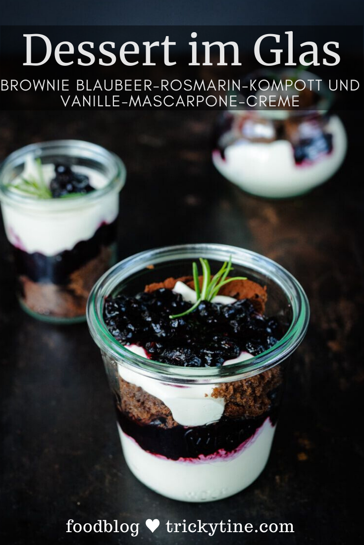 Dessert im Glas: Brownie Blaubeer-Rosmarin-Kompott und Vanille-Mascarpone-Creme - trickytine -   19 desserts Im Glas blaubeeren ideas