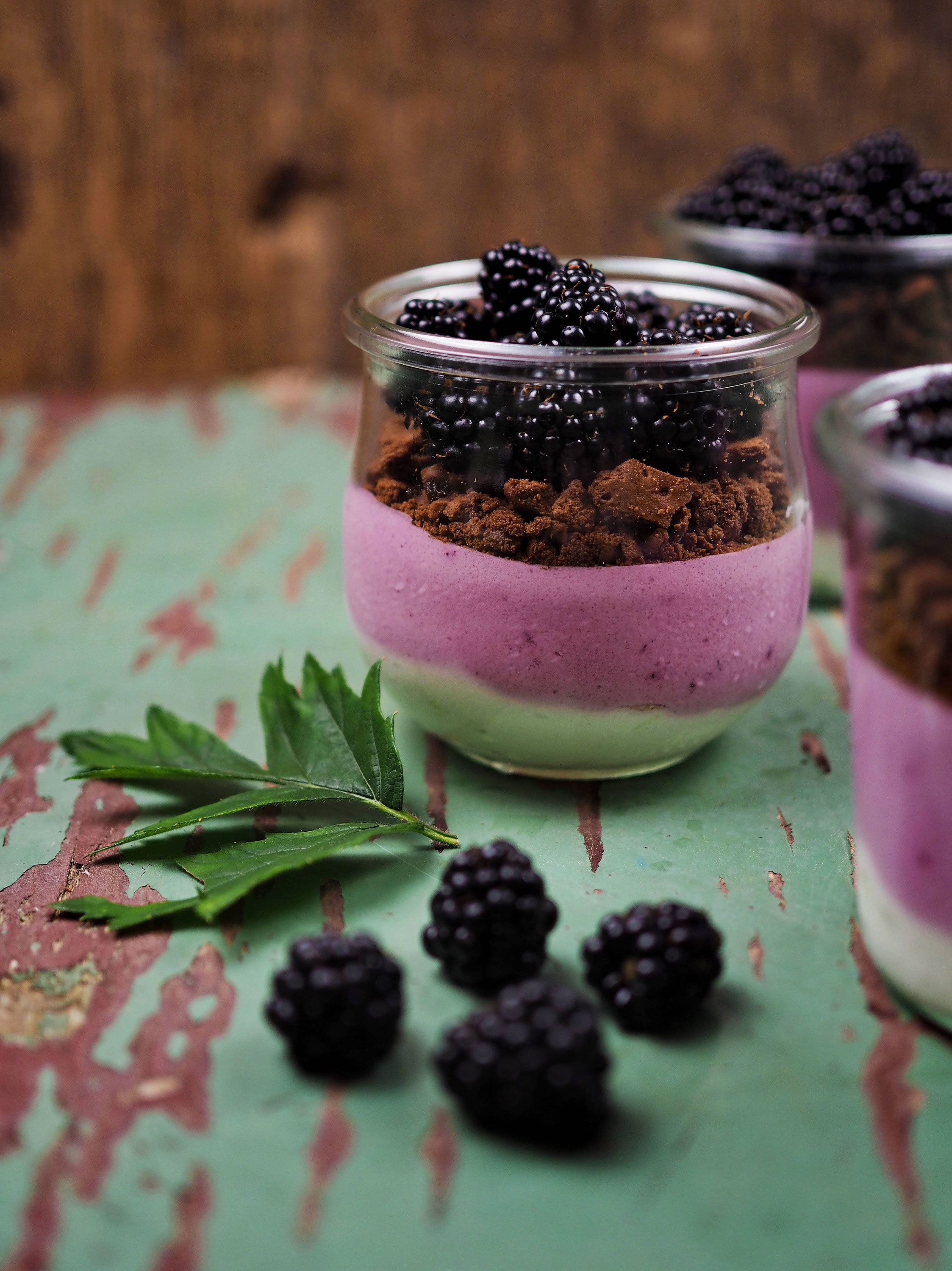 Sommerliches Dessert im Glas: Brombeer-Limetten-Creme mit Schokoladenkeks -   19 desserts Im Glas blaubeeren ideas