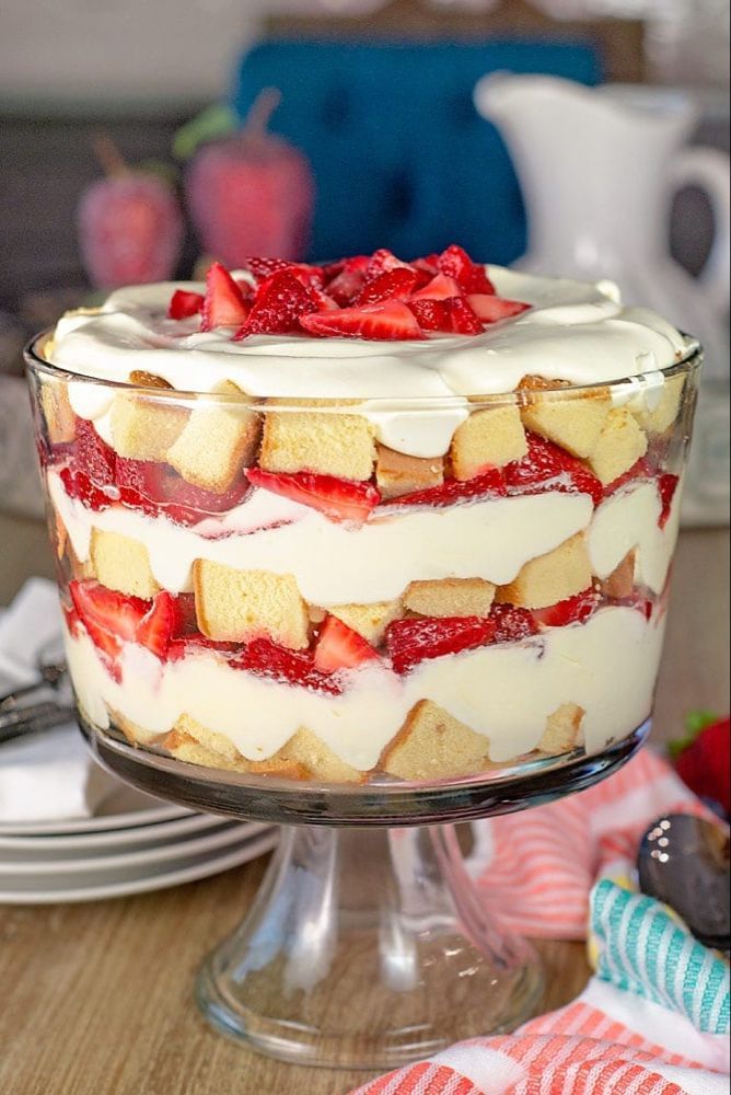 Easy Strawberry Trifle with Pound Cake -   19 desserts Strawberry trifle ideas