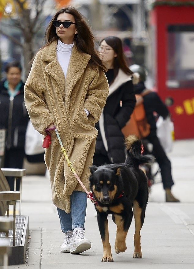 Emily Ratajkowski White Leather Sneakers Street Style Autumn Winter 2020 on SASSY DAILY -   russian style Street