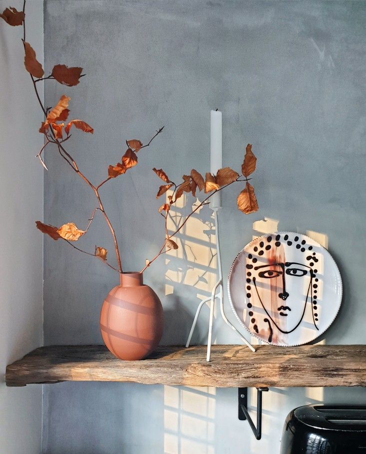 aardetinten gecombineerd met oud hout en een betonlook muur -   16 diy Interieur herfst ideas