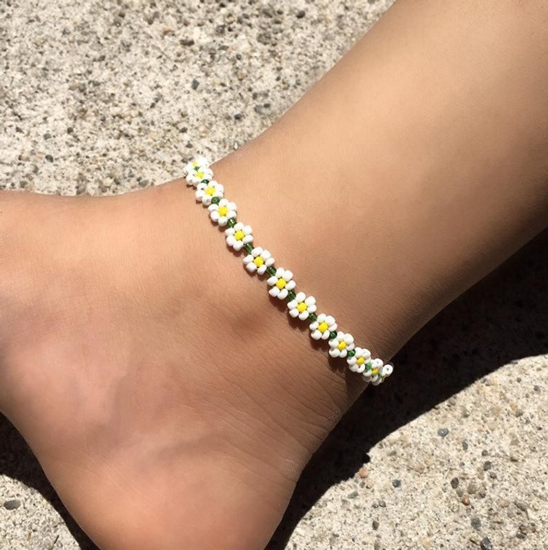 Daisy ankle bracelet, white daisy flower anklet , seed bead flower anklets , daisy chain , bead ankle bracelet , beaded anklet bracelet -   diy Bracelets hippie