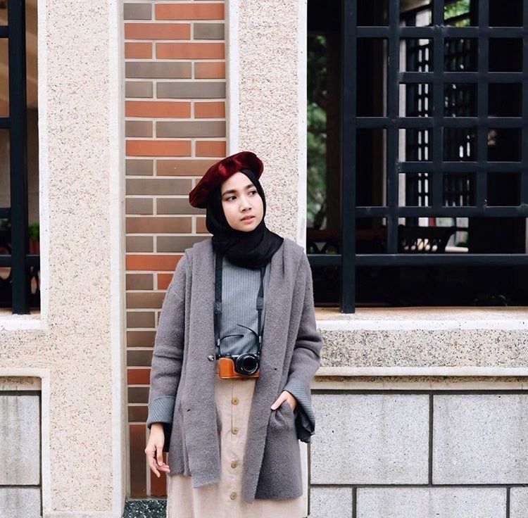 Tampil Memukau, 10 Gaya Hijab Dipadu dengan Topi Baret -   15 style Hijab topi ideas