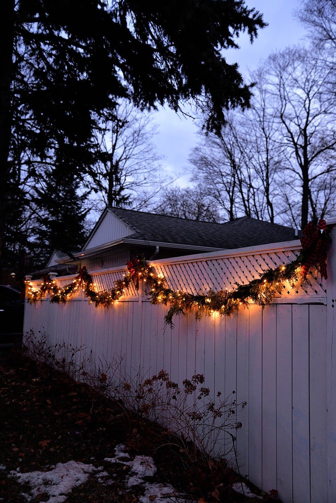 Easy Outdoor Christmas Decorating Ideas -   18 christmas decor outdoor fence ideas