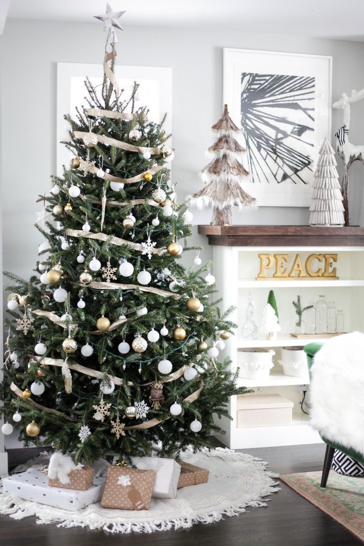 House Tour Christmas Decor 2018 - Paisley + Sparrow -   19 christmas tree 2020 simple ideas