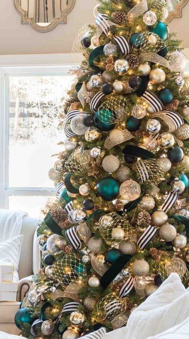 35+ Amazing Christmas Tree Decoration Ideas You Must Try In 2020! - Page 22 of 34 - newyearlights. c -   17 christmas tree decor 2020 gold ideas