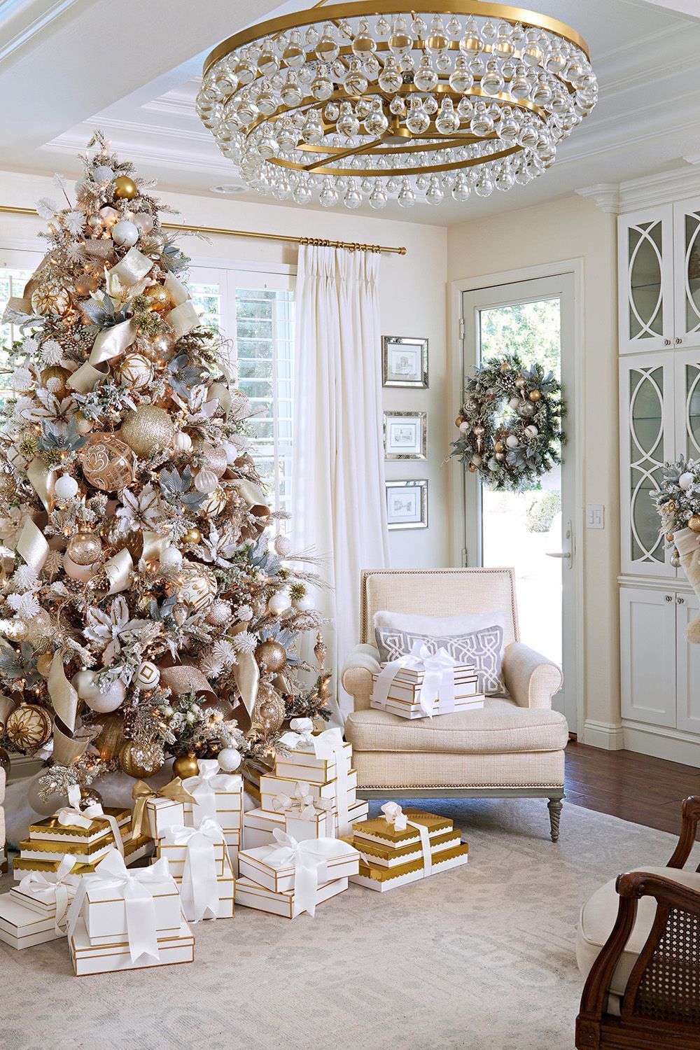 35 Pretty Christmas Living Room Ideas to Get You Ready for the Holidays -   17 christmas tree decorations ideas