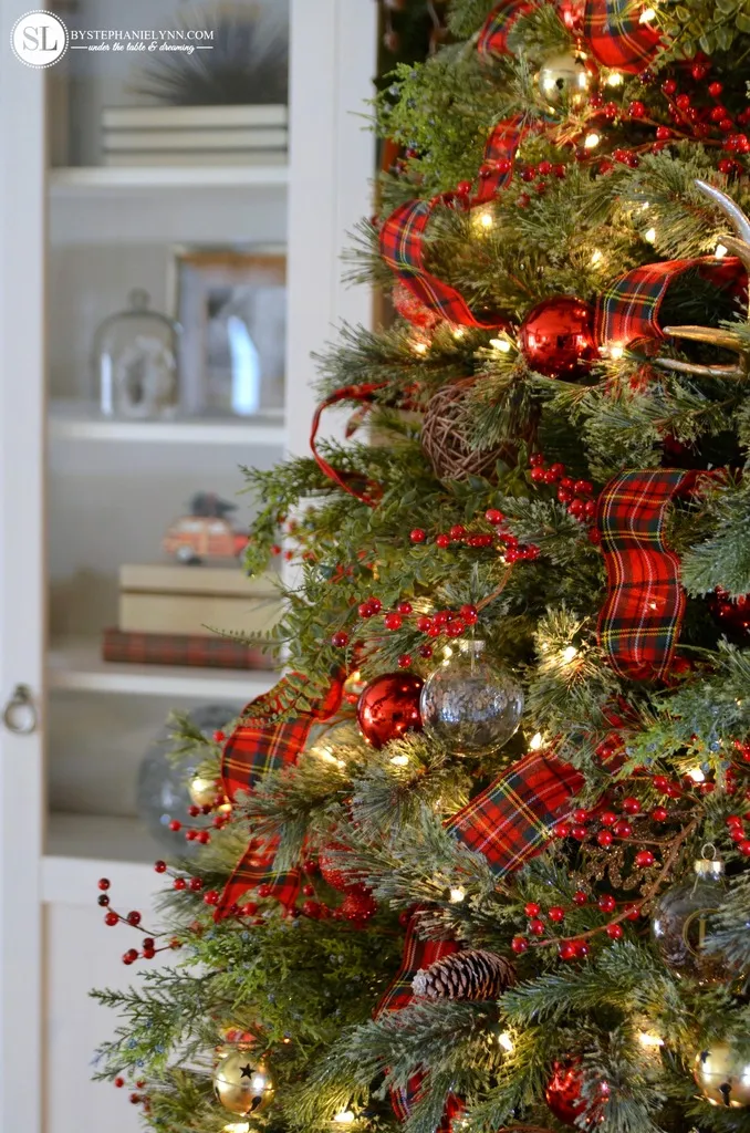 Traditional Red Tartan Plaid Christmas Tree | 2016 Michaels Dream Tree Challenge - bystephanielynn -   18 christmas tree themes traditional ideas