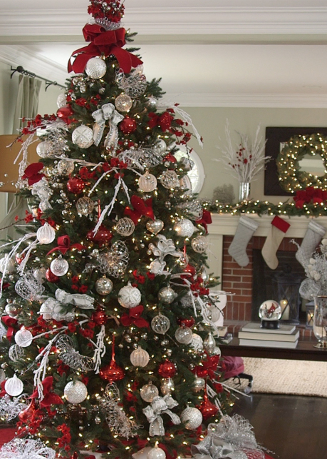 Decorate Your Christmas Tree Like a Pro With These 7 Tips | Balsam Hill -   18 christmas tree themes traditional ideas