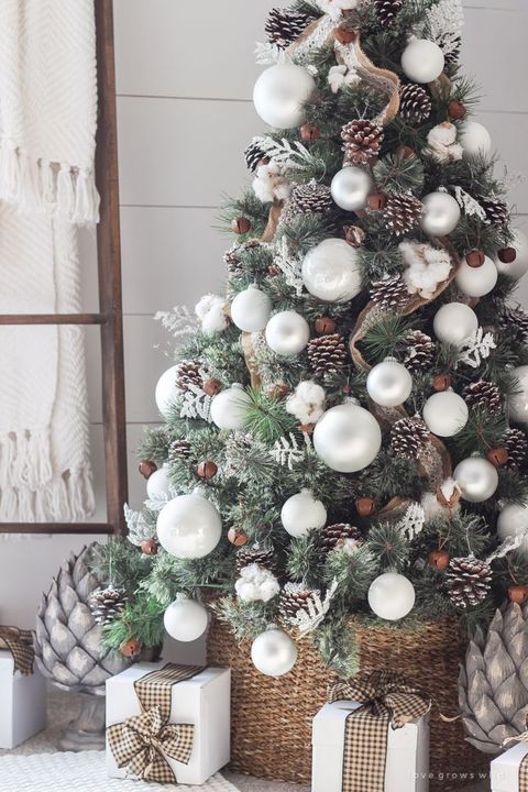 50 Best Christmas Tree Decorations to Fa-La-La-La in Love With This Year -   18 christmas tree themes traditional ideas