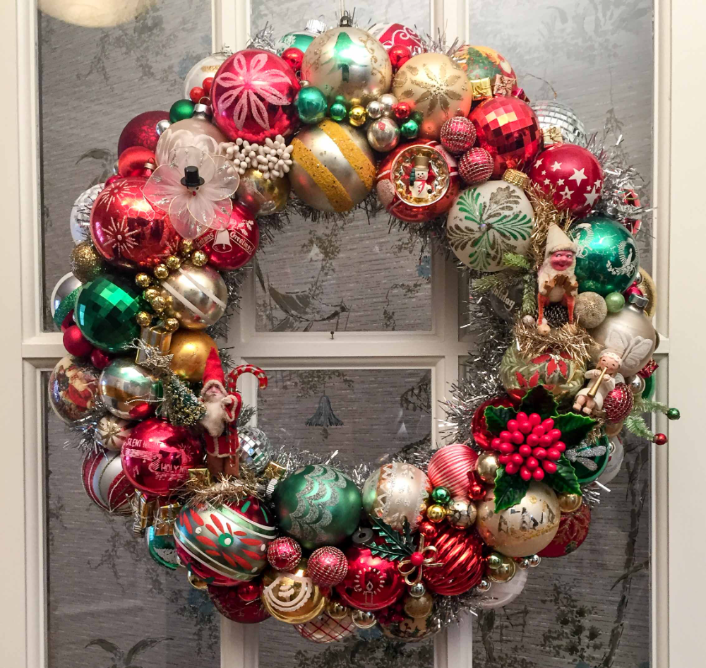 Our tutorial and 30+ tips to make your own vintage Christmas ornament wreath - -   19 christmas decor wreaths & garlands ideas