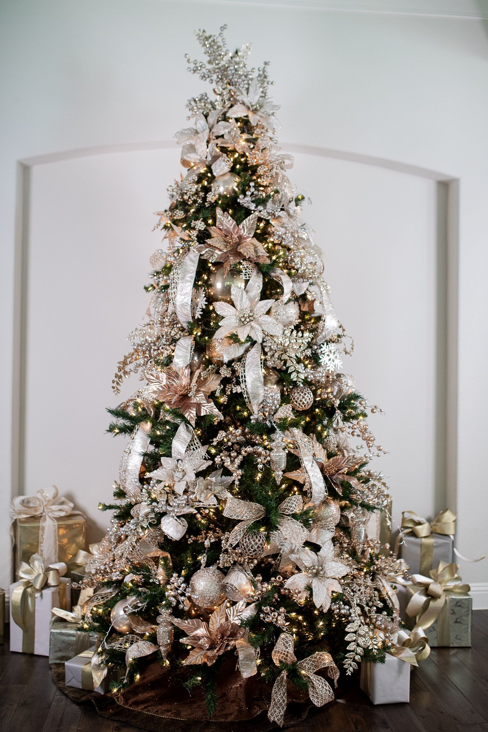 How To Theme Your Christmas Tree -   19 christmas tree themes 2020 ideas